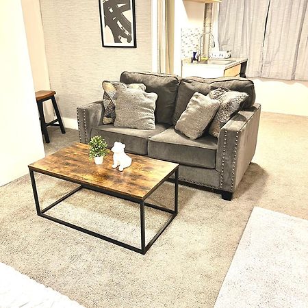 Two Bedroom Villa Studio With Fireplace & Living Room Detroit Ngoại thất bức ảnh