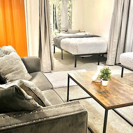 Two Bedroom Villa Studio With Fireplace & Living Room Detroit Ngoại thất bức ảnh