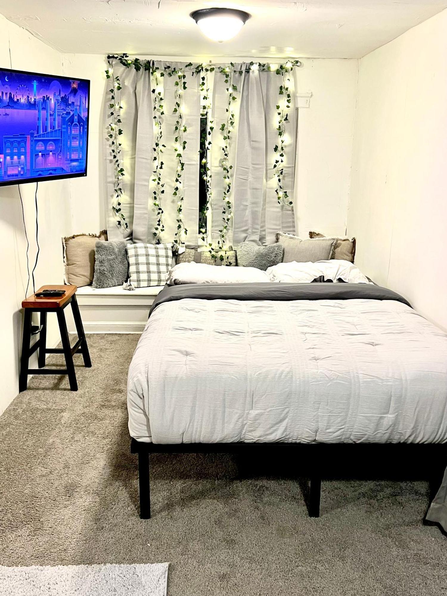 Two Bedroom Villa Studio With Fireplace & Living Room Detroit Ngoại thất bức ảnh