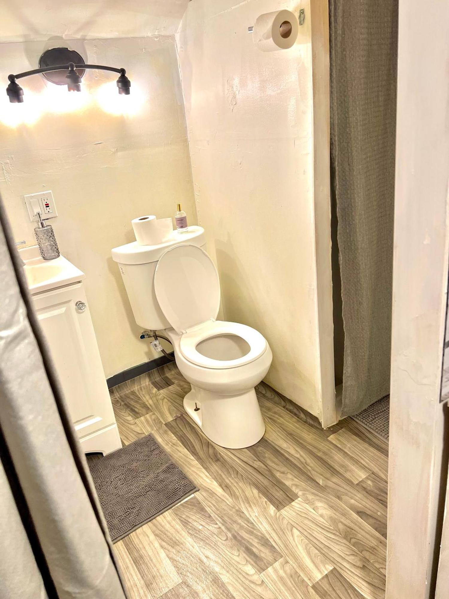 Two Bedroom Villa Studio With Fireplace & Living Room Detroit Ngoại thất bức ảnh
